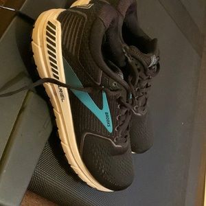 Brooks Ariel running shoes size 9.5
